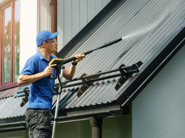 metal roof cleaning